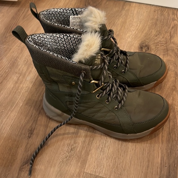 Hunter green meadows shorty Columbia snow boots - Picture 2 of 9